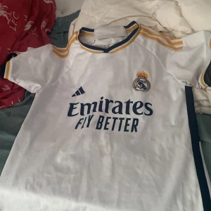 Rodrygo tröja  - Den är storlek S har en fläck som inte går att få bort(på bild 4) Den är annars i bra skick och priset kan variera mellan 250-300