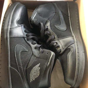 Air Jordan 1 mid mocha  - Priset är förhandlingsbart. Köpte dem för ett tag sen, men de passade inte. Tänkte att jag åtminstone kunde få tillbaka lite pengar. Bara provat dem en gång. Inga veck ”crease” alls. Kommer med lådan.