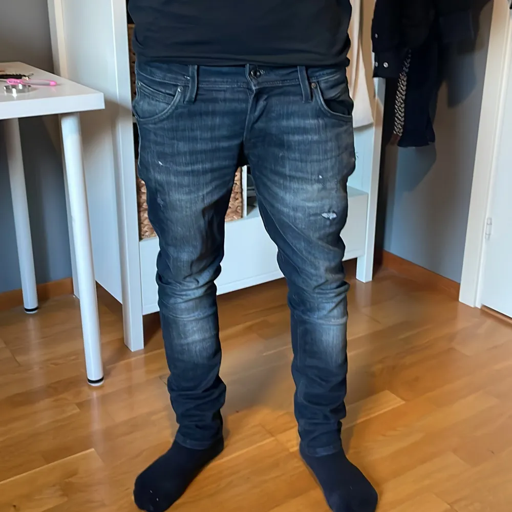 Jack and jones jeans i toppen skick bara en månad gamla, storlek w29 L30. Dem har feta slitningar fram på benen. Nypris 900kr. Jeans & Byxor.