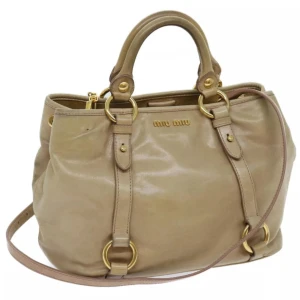 Miu Miu väska - Miu Miu väska! Med en elegant och tidlös design kommer denna väska att passa alla tillfällen. Perfekt för att lägga till en touch av lyxstil till vilken outfit som helst. Gott om plats för dator och böcker.