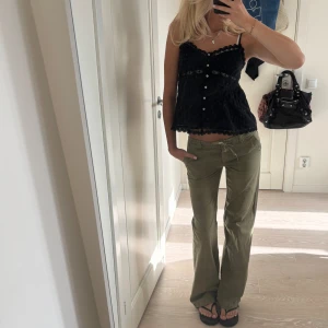 Lågmidjade linnebyxor  - Sjukt snygga och coola linnebyxor från Only😍 jag är 175