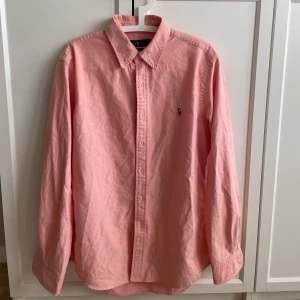 Polo Ralph lauren skjorta - Säljer en riktigt skön rosa Ralph lauren skjorta Aldrig använd och är för stor på mig  Säljs för 399