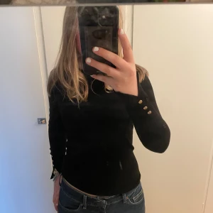 Zara knitted - Zara knitted tröja med slits och knappar vid ärmarna.