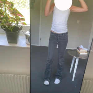 Fina lågmidjade jeans💛 - Lågmidjade jeans som är raka i benen och ett väldigt fint skick. Jag säljer dom då dom inte kommer till användning och jag redan har för mycket kläder. Skriv Priv för mer info och fler bilder
