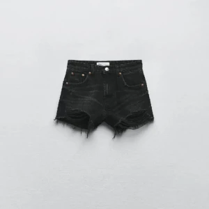 Zara jeansshorts  - Populära svarta/gråa zara jeansshorts 🩷🩷