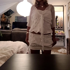 Vit blus/kofta/bolero - Inga skador eller missfärgningar 