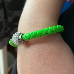 Braslett med stenar - Super fin braslett med stenar, har aldrig kommit till användning dvs i nyskick!