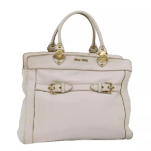 Miu Miu väska - Material: läder    Färg: vit Tillbehör: inga  Det finns några tecken på användning, fläckar, men överlag bra skick. Se bilder för detaljer! B 37cm x H 34cm x D 13cm