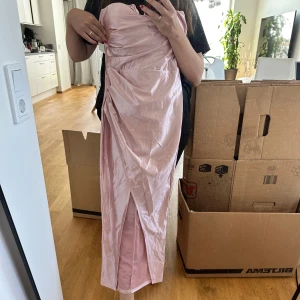 Klänning  - Senaste trenderna till tidlösa klassiker. outfits dresses för alla tillfällen cocktail, fest eller till någon harmonisk afton! 😍 stilfull elegant dress som formar sig efter din kropp. Känn dig snygg och stilig✨ 