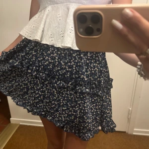 Kjol - Kjol från second hand, okänt märke samt storlek då lappen är borta men skulle säga att den passar xs-m kanske L eftersom det är ett resårband i midjan