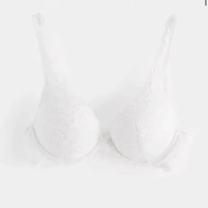 Lindex bh - Supergullig med fin spets, även vid banden. Med push. Nästan oanvänd. Nypris 350🩷
