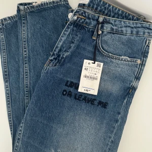 Jensbermdas 👖 - Jensbermudas 👖jätte fin med sin tag 🏷️ köpte den från Zara i Göteborg. 499 värde pris 🏆 