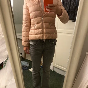 Rosa moncler jacka💓 - Äkta moncler jacka som tyvärr blivit för liten. Väldigt bra skicka och inga defekter💖 Barnstorlek- 12 years  Jag är 14 och 167 cm 