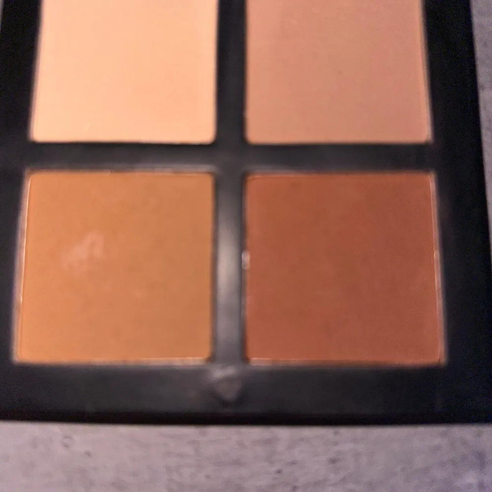 En bronzer pallet som även har en puder💓. Skönhet.