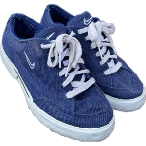 Nike skor - Jättebra skick! Små i storleken 