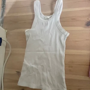 Tre stycken basic linnen  - Tre stycken små söta basic linnen, alla är från hm. Storlek xs på alla  Den gröna och vita har en annan sorts textur och den rosa har ett väldigt slätt material  Ingen fel på dom, säljs pga för små 