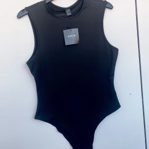 Body - Oanvänd svart body ifrån Shein i storlek L. Väldigt stretchig i materialet så den hade även passat en S/M 