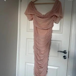 Midiklänning från Missguided - Midiklänning från Missguided👗🔥 Garderobsrensning på gång! Jag säljer detta fantastiskt plagg från mitt djur- och rökfria hem. 🛍️💫