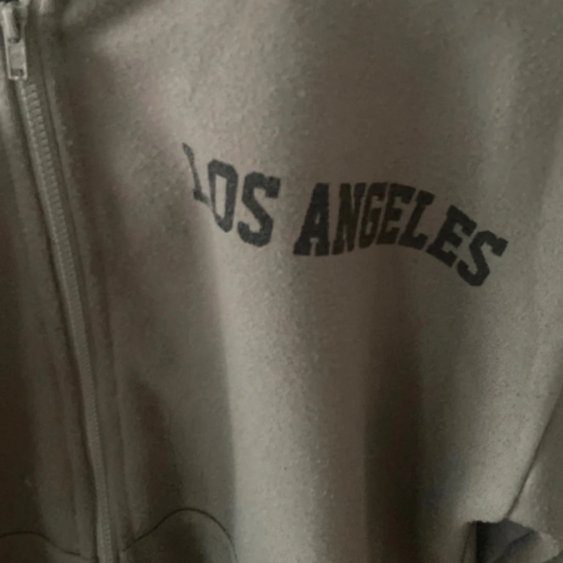 Grå y2k grunge hoodie med svart stjärna på ryggen och liten text  - 91