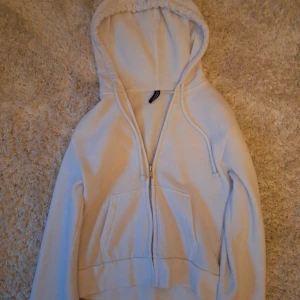 Vit hoodie - Vit zip hoodie från hm i storlek xs 