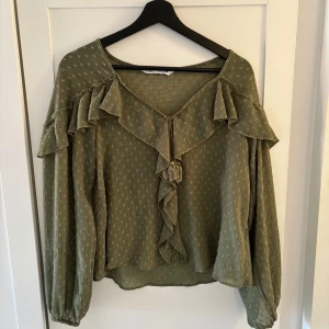 Grön blus - Grön blus, som använts få gånger.