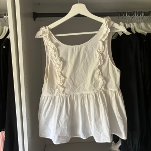 Vit top med fina detaljer från Zara - Topp med fina detaljer från Zara 🔥 Garderobsrensning på gång! Jag säljer detta fantastiskt plagg från mitt djur- och rökfria hem. 🛍️💫  Se gärna mina andra annonser.