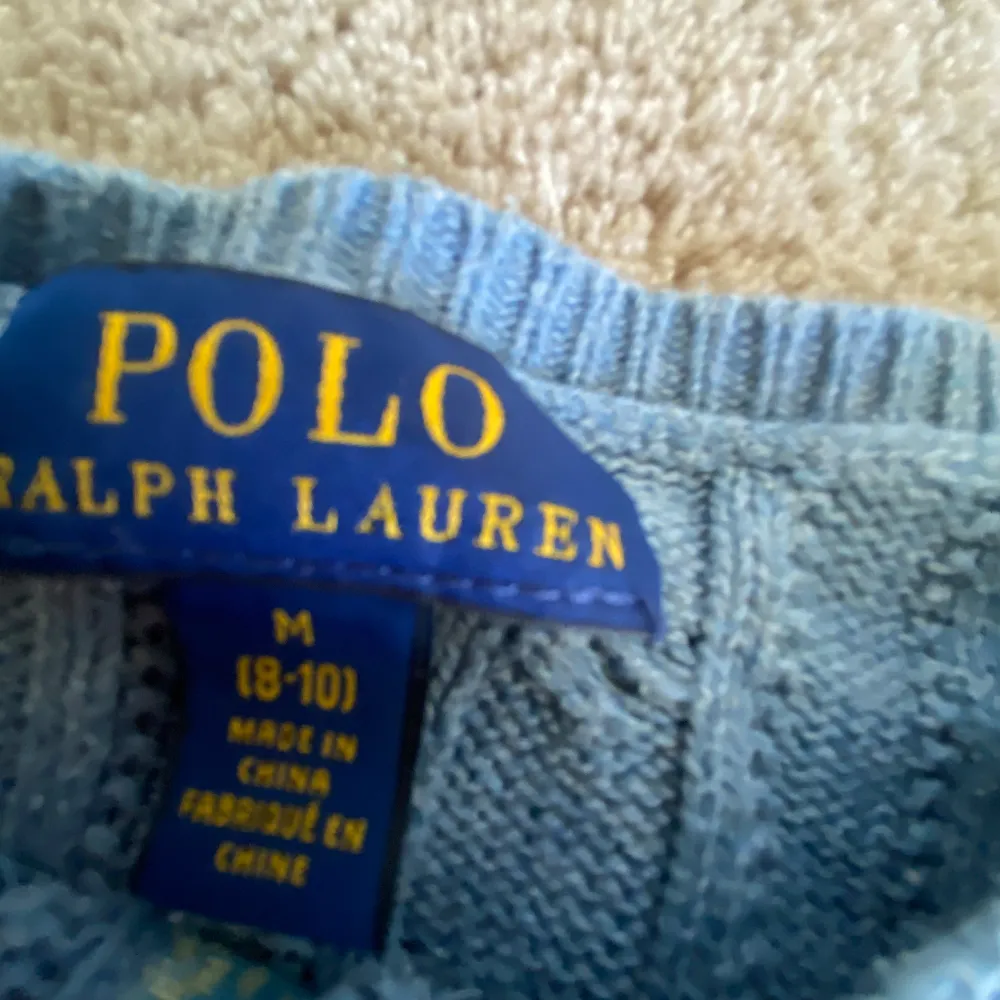 Säljer denna superfina Ralph Lauren koftan !! Den är i storlek 8-10 år . Tröjor & Koftor.