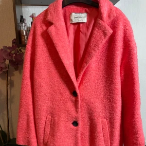 Rosa Mellan lång kappa  - rosa mellan lång kappa köptes ifrån Spanien ett år sedan har använt endast 1 gång ganska skön att vara i håller varm fin färg 