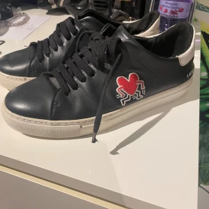 Axel Arigato x Keith Haring skor - Axel Arigato x Keith Haring skor. Storlek 39,5. I gott skick med några slitage