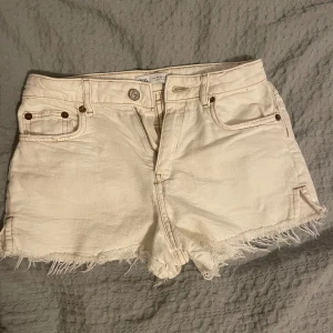 Zara shorts - Hej säljer mina fina zara shorts nu då dem har blivit för små för mig. Stoleken är 152 och finns knappt något täcken på använing. Frågor eller funderingar skriv till mig privat!🫶🏻