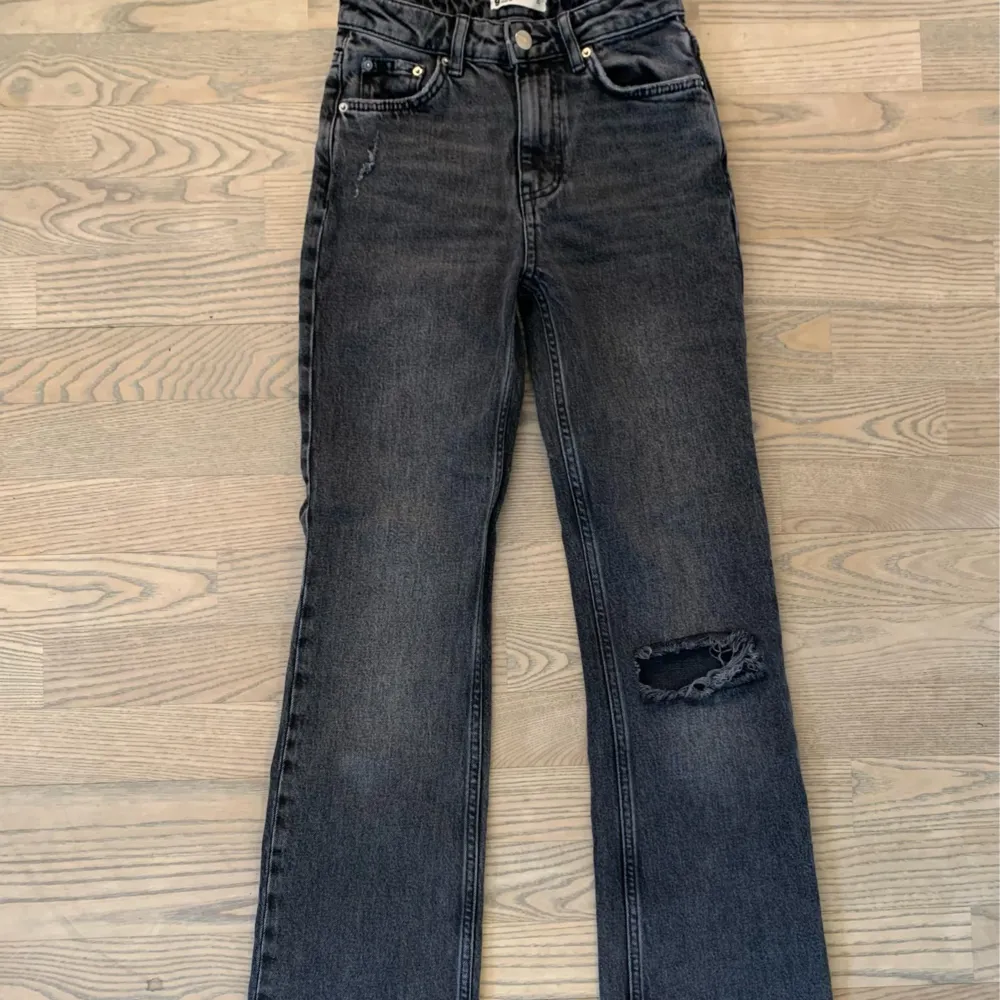 Säljer mina jätte fina jeans ifrån gina i storlek 38 då dem inte kommer till användning!💕. Jeans & Byxor.