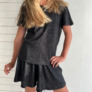 Ida Sjöstedt set (shorts och topp) - Magiskt glittrigt set från Ida Sjöstedt. Shortsen är i storlek 34 och toppen är i storlek 36. Helt perfekt till festligare tillfällen 💫 Endast använt vid ett tillfälle! Nypris cirka 5000 kr.