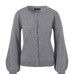 Stockh lm cashmere kofta - Säljer dennna Stockh lm Sally cashmere cardigan i storlek m💗men skulle säga att den skulle passa en xs då den är litten i storlek,original pris är 800 kr, den är i jättefin skick förutom att en knapp sitter löst, kan fixas 