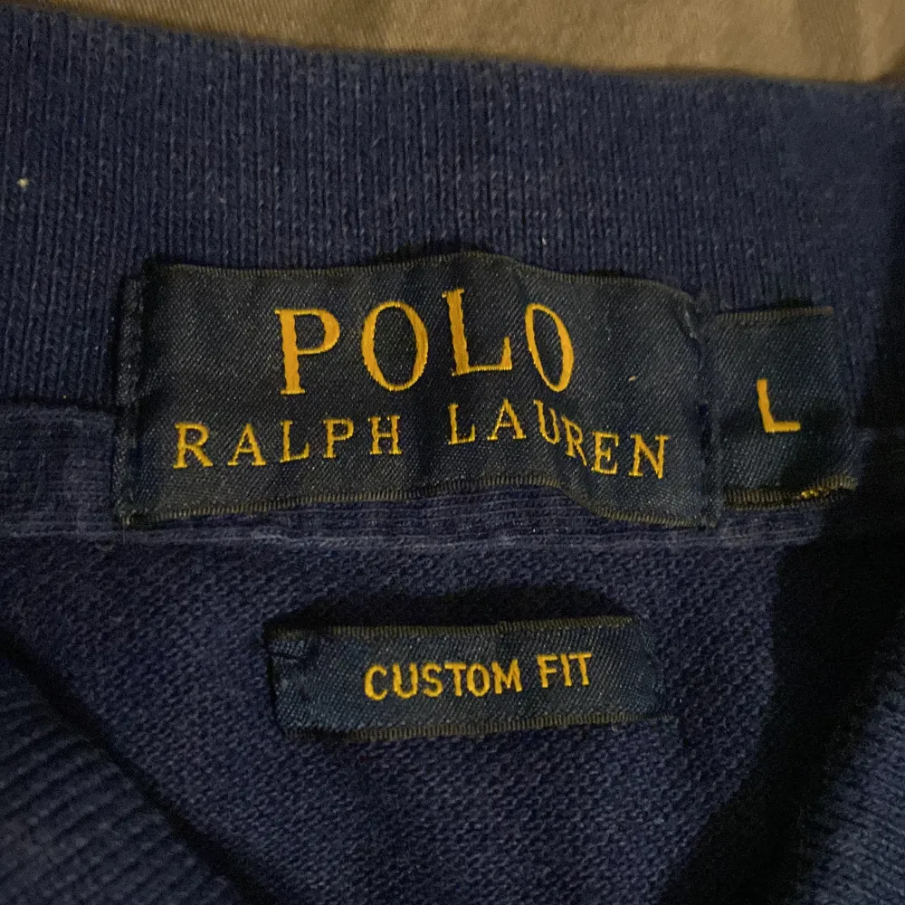 Endast använd 2 gånger då den inte faller mig i smaken. Ralph Lauren  Nypris: 999kr Kan fraktas. Skjortor.