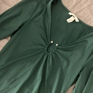 Grön långärmad tröja  - Jättefin mörkgrön långärmad tröja i storlek xs (andra bilden är från hemsidan 