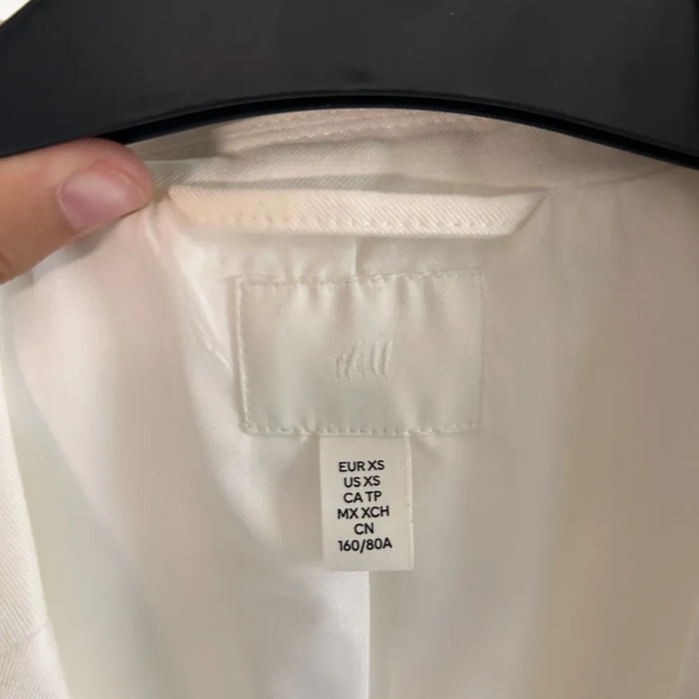 Säljer denna fina vita kavaj från H&m. Den är endast använd en gång och är i mycket fint skick. Säljs p.g.a att den inte kommer till användning. . Puvut & Bleiserit.