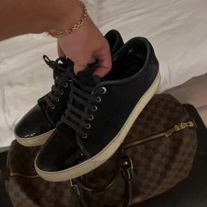 Lanvin mörkblå - Tja, säljer dessa lanvin skorna i mörkblå!  Storlek uk7 (41-42eu)  Cond 7,5/10  Pris 1899kr  Skriv vid frågor eller intresse🤞🏻pris inte hugget i sten💫