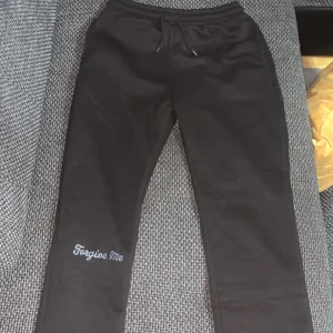 Syna World byxor. - Hej, säljer mina Syna world byxor som jag fick som present av min kusin i Storbritannien som inte längre passar mig.  Byxorna är sköna och är skriven i storlek L men också passar storlek M.