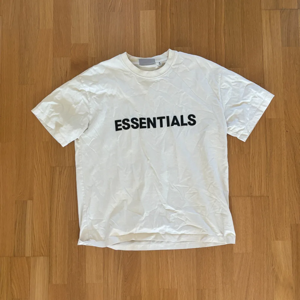 ESSENTIALS T-SHIRT (STORLEK M). T-shirts.