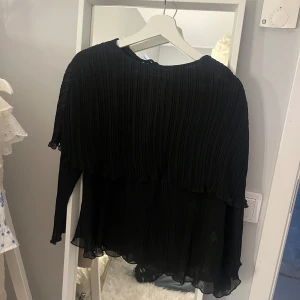 svart blus zara - säljer min svarta blus från zara som tyvärr ör för liten för mig 🥺🥺storlek xs