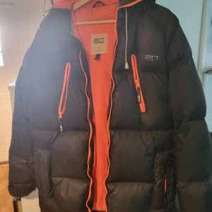 2117 of sweden - Denna jacka från 2117 of sweden. Är en gammal design som inte finns att köpa någonstans. Den köptes troligtvis år 2017-2018 på en affär som skulle läggas ner. Den kostar vanligtvis runt 6 000kr. Jackan knappt använd och är i mycket bra skick.  