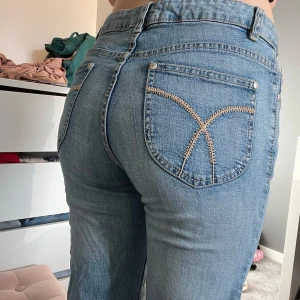 Snygga lågmidjade jeans - Köpte här på plick men aldirg använt. Inga defekter. Storlek 40 men passar mig som har 26x32 i Jeans. Lågmidjade Straight Jeans med lite detaljer på bakfickorna. Köpta från Lindex. 