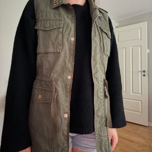 Militär grön jeans väst - Så snygg väst med nitar på! Man kan styla den på många olika sätt. Aldrig använd