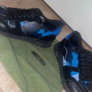 Valentino rockrunners  - Shysta och snygga valentino skor som är storlek 43. Dust bag och extra snören följa med