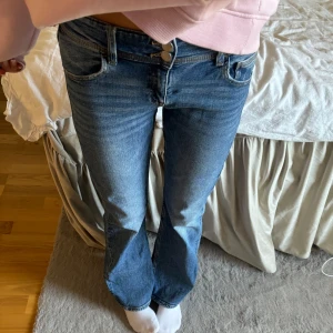 Low waist bootcut jeans - Blåa Low waist bootcut jeans med fickor bak💙
