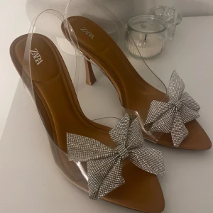 Klackskor - Klackar från zara med glitter rosetter på 🎀 Använda engång och dom är i storlek 38 Köpta för 559 Kan mötas upp i Stockholm 🤍pris kan diskuteras 