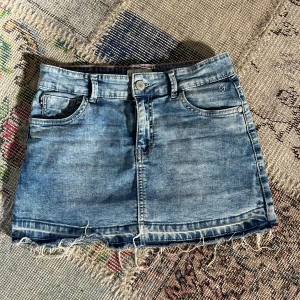 Lågmidjad jeanskjol  - Supersnygg Lågmidjad jeanskjol! Midjemått rakt över 35cm💕