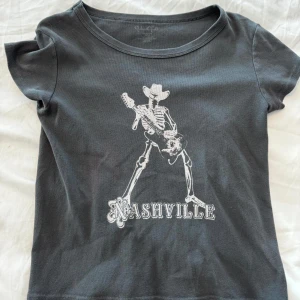Brandy melville tshirt - gullig grå t-shirt med skelett ifrån brandy melville💘💘