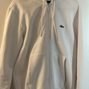 Lacoste tröja  - Säljer pga att tröjan sitter dåligt nu när jag har växt   Riktigt fin tröja  Tröjan kan bara användas under kallt väder eftersom matrialet är tjockt  Nytt pris 1500kr mitt pris 700 pris går att diskutera!