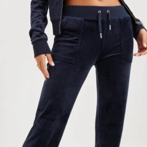 Juicy couture byxor  - Säljer mina jätte fina juicy couture byxor utan defekter! Nypris 1200💖💖 Kan gå ner i pris vid snabb affär  